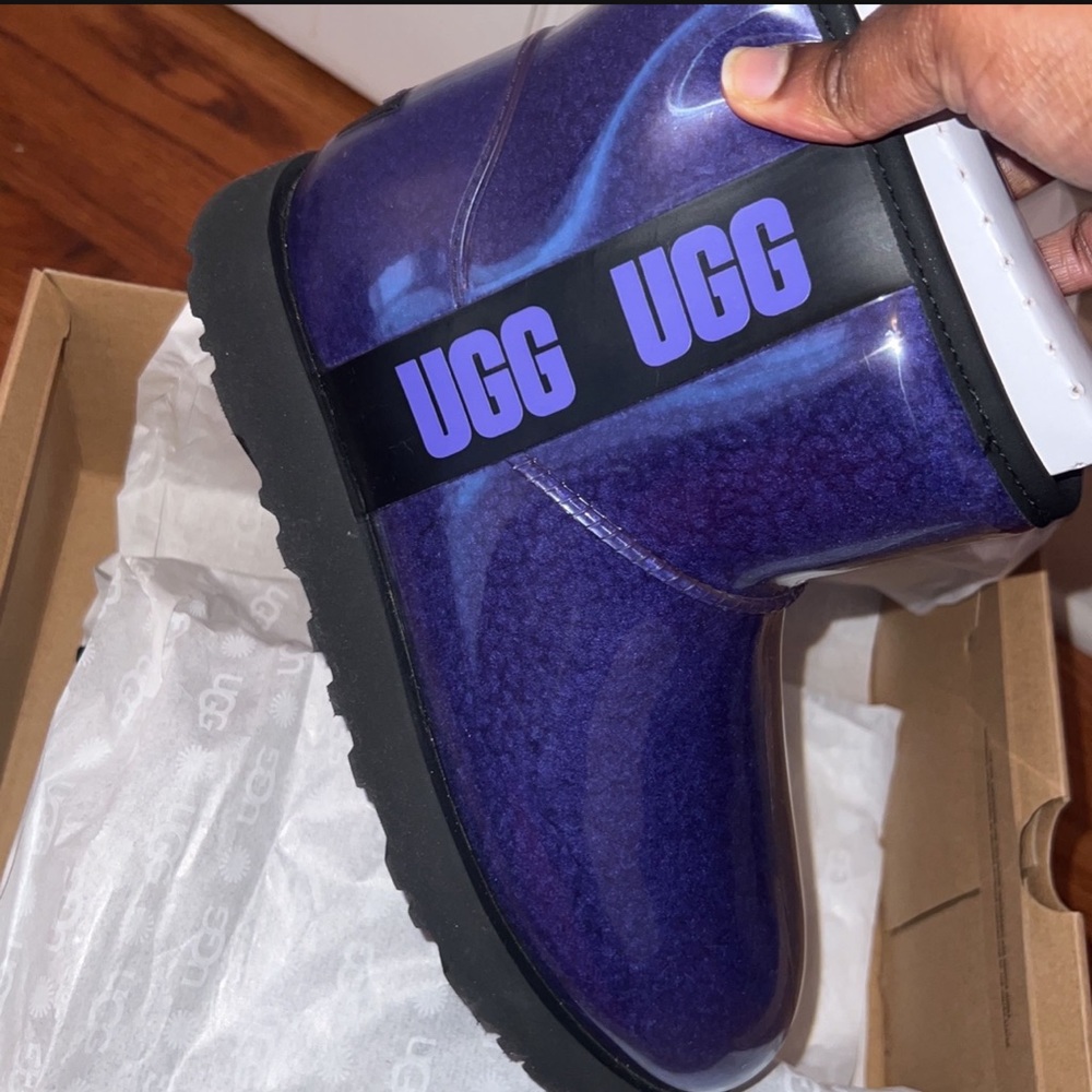 UGG AUSTRALIA